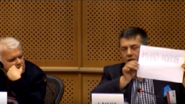 Gojko Raičević pokazuje transparent na kome piše Milo lopove u Evropskom parlamentu - Sputnik Srbija