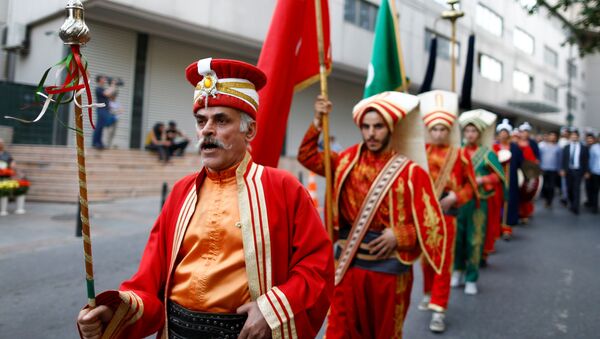 Протестанти у традиционалној турској одећи испред зграде немачког конзулата у Истанбулу - Sputnik Србија