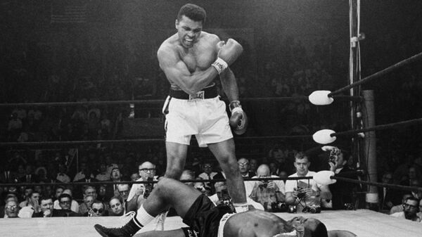 Šampion u teškoj kategoriji Muhamed Ali iznad poraženog protivnika Sonija Listona 25. maja 1965. godine u Luistonu u Mejnu. - Sputnik Srbija