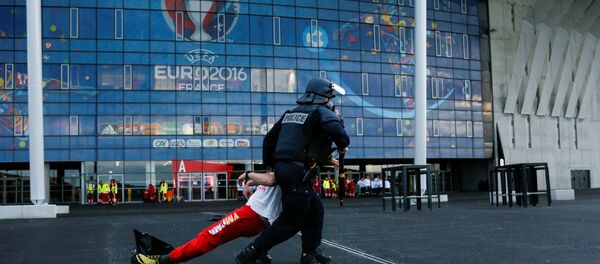 Вежба Француских полицајаца испред стадиона у Лиону уочи Европског првентва у фудбалу. - Sputnik Србија