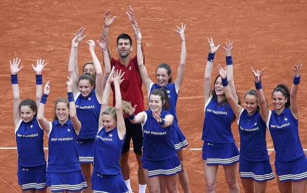 Novak Đoković slavi osvajanje Rolan Garosa sa devojkama koje skupljaju loptice. Novak Đoković slavi osvajanje Rolan Garosa sa devojkama koje skupljaju loptice. - Sputnik Srbija