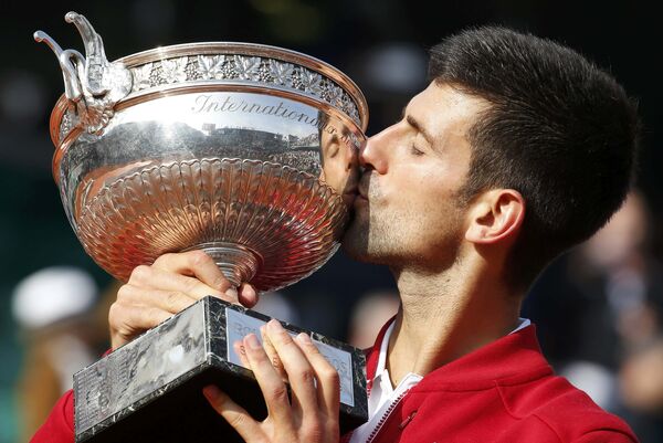 Novak Đoković ljubi pehar Rolan Garosa. Novak Đoković ljubi pehar Rolan Garosa. - Sputnik Srbija