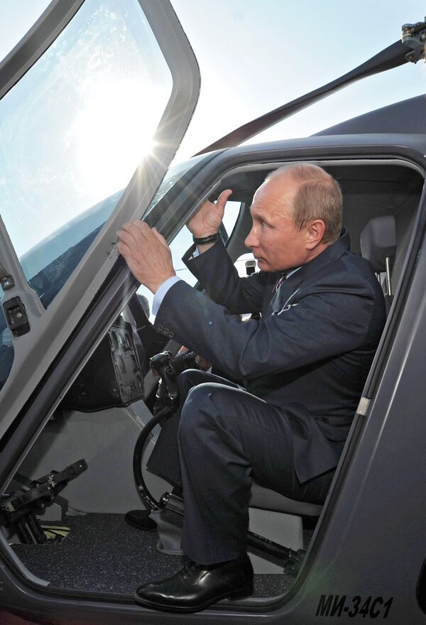Predsednik Rusije Vladimir Putin u kokpitu helikoptera Mi-34 Predsednik Rusije Vladimir Putin u kokpitu helikoptera Mi-34 - Sputnik Srbija