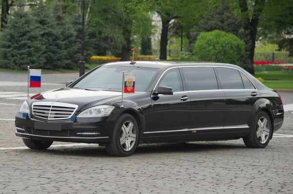 Automobil predsednika Rusije Vladimira Putina u Kremlju Automobil predsednika Rusije Vladimira Putina u Kremlju - Sputnik Srbija