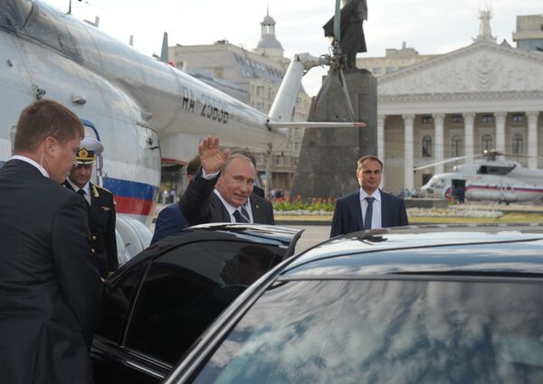 Predsednik Rusije Vladimir Putin ulazi u automobil u Voronježu Predsednik Rusije Vladimir Putin ulazi u automobil u Voronježu - Sputnik Srbija