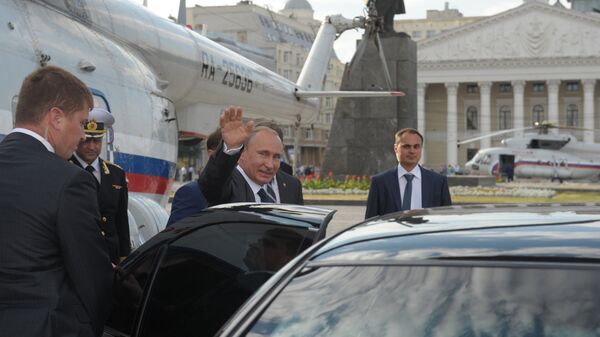 Predsednik Rusije Vladimir Putin ulazi u automobil u Voronježu - Sputnik Srbija