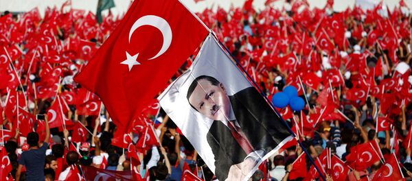 Људи у Истанбулу са заствама Турске и ликом председника Ердогана - Sputnik Србија