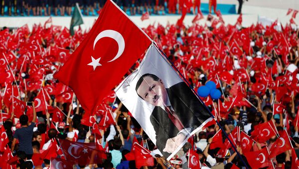 Људи у Истанбулу са заствама Турске и ликом председника Ердогана - Sputnik Србија