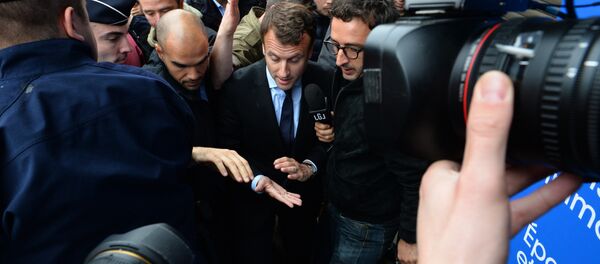 Francuski ministar ekonomije Emanuel Makron prolazi između demonstranata dok dolazi na predstavljanje nove markice u Pošti Francuske u Montreju Francuski ministar ekonomije Emanuel Makron prolazi između demonstranata dok dolazi na predstavljanje nove markice u Pošti Francuske u Montreju - Sputnik Srbija