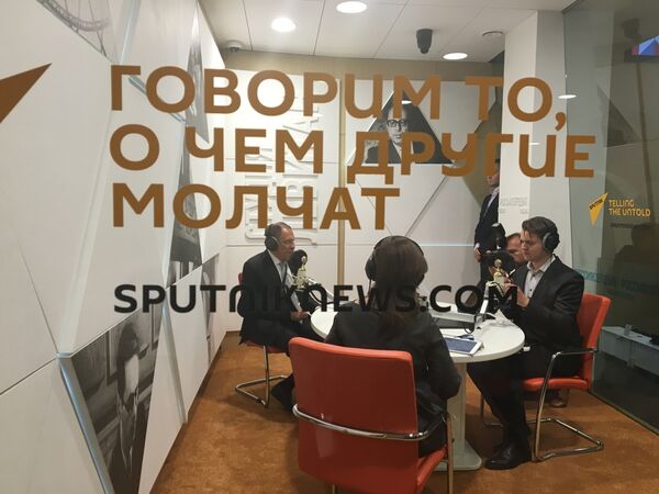 Сергеј Лавров у посети Спутњику у Москви Сергеј Лавров у посети Спутњику у Москви - Sputnik Србија