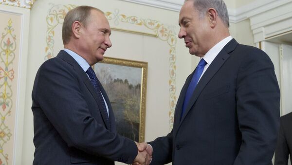 Председник Русије Владимир Путин рукује се са премијером Израела Бењамином Нетанјахуом - Sputnik Србија