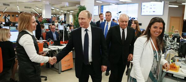 Председник Русије Владимир Путин у посети агенцији „Русија севодња“ - Sputnik Србија