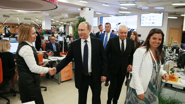 Predsednik Rusije Vladimir Putin u poseti agenciji „Rusija sevodnja“ - Sputnik Srbija