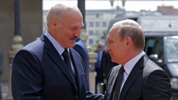 Белоруски председник Александар Лукашенко и руски председник Владимир Путин пре састанка у Минску - Sputnik Србија