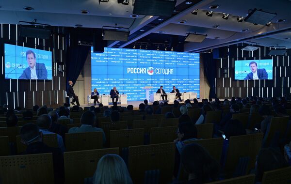 Учесници форума „Нова епоха у новинарству: Растанак са мејнстримом, у МИА „Русија севодња“ у Москви. - Sputnik Србија