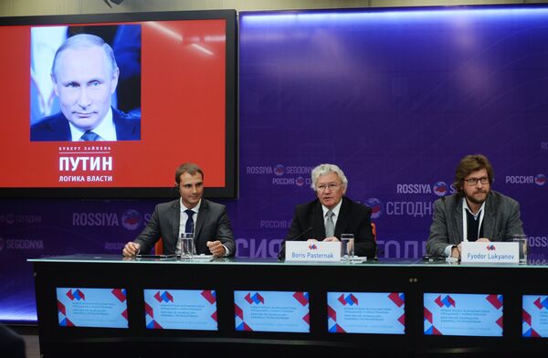 Учесници форума „Нова епоха у новинарству: Растанак са мејнстримом“, у МИА „Русија севодња“ у Москви. - Sputnik Србија