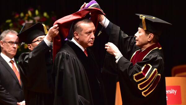 Turski predsednik Redžep Tajip Erdogan u akademskoj odori tokom primanja počasnog doktorata na  Vaseda univerzitetu u Tokiju, 8. oktobra 2015. - Sputnik Srbija