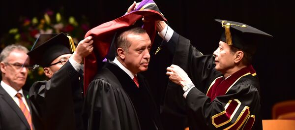 Турски председник Реџеп Тајип Ердоган у академској одори током примања почасног доктората на  Васеда универзитету у Токију, 8. октобра 2015. - Sputnik Србија