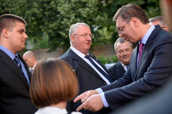 Мандатар Александар Вучић и председник СРС-а Војислав Шешељ на пријему у амбасади Русије. - Sputnik Србија