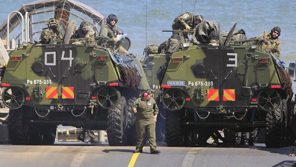 Vojnici prebacuju amfibije na brod u okviru velike pomorske vojne vežbe NATO-a „Baltops 2015“ u Poljskoj, 17. jun 2015. - Sputnik Srbija