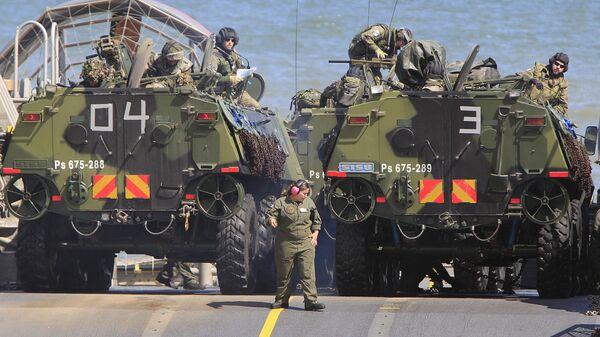 Војници пребацују амфибије на брод у оквиру велике поморске војне вежбе НАТО-а „Балтопс 2015“ у Пољској, 17. јун 2015. - Sputnik Србија