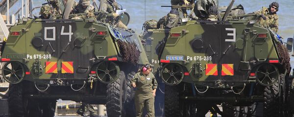 Vojnici prebacuju amfibije na brod u okviru velike pomorske vojne vežbe NATO-a „Baltops 2015“ u Poljskoj, 17. jun 2015. - Sputnik Srbija