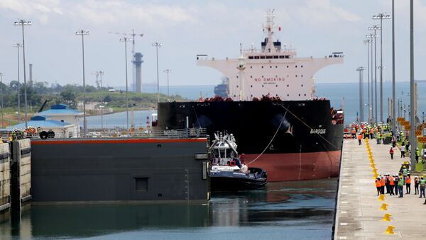 Remorker vuče specijalizovani brod za prevoz rasutog tereta u Panamskom kanalu - Sputnik Srbija