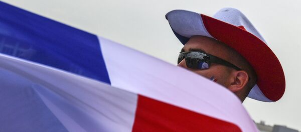 Навијач Француске репрезентације у Паризу на ЕП 2016 - Sputnik Србија