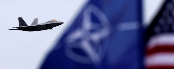 Амерички авион  Ф-22 «Раптор» поред застава  НАТО и САД - Sputnik Србија