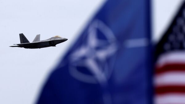 Američki avion  F-22 «Raptor» pored zastava  NATO i SAD - Sputnik Srbija
