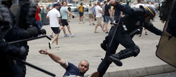 Сукоб навијача Енглеске са полицијом у Марсеју на ЕП 2016 - Sputnik Србија