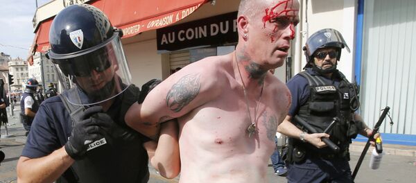 Полицајци приводе повређеног навијача у Марсеју, уочи утакмице Русија - Енглеска. Полицајци приводе повређеног навијача у Марсеју, уочи утакмице Русија - Енглеска. - Sputnik Србија