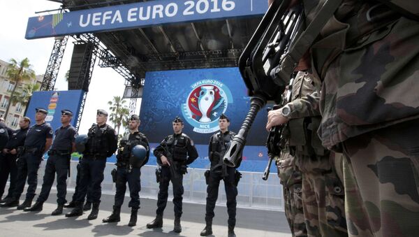 Француска војска и полиција испред стадиона у Ници. - Sputnik Србија