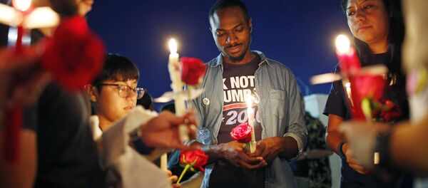 Širom SAD pomeni žrtvama pucnjave u Orlandu Širom SAD pomeni žrtvama pucnjave u Orlandu - Sputnik Srbija