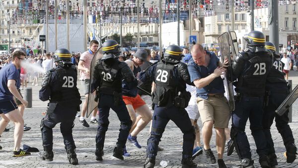 Sukob navijača Engleske sa policijom u Marseju na EP 2016 - Sputnik Srbija