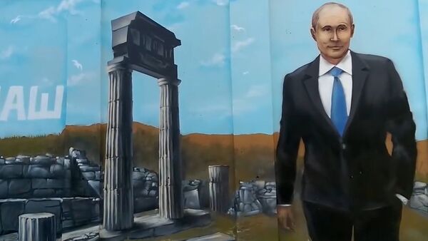 Портрет руског председника Владимира Путина на зиду у Керчу - Sputnik Србија