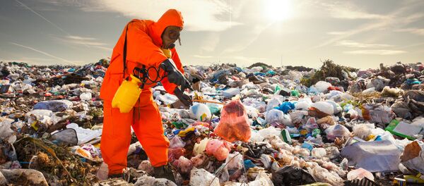 Čovek u zaštitnom odelu u deponiji - Sputnik Srbija