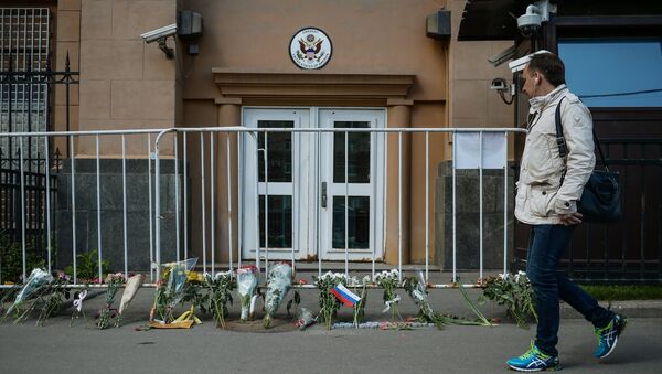 Sveće i sveće ispred ambasade SAD u Moskvi - Sputnik Srbija