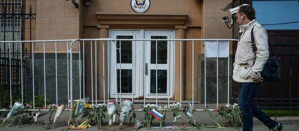 Sveće i sveće ispred ambasade SAD u Moskvi Sveće i sveće ispred ambasade SAD u Moskvi - Sputnik Srbija