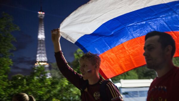 Руска застава и Ајфелова кула у Паризу - Sputnik Србија