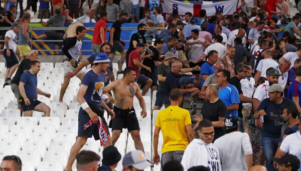 Tuča navijača Rusije i Engleske na stadionu Velodrom u Marseju, Francuska Tuča navijača Rusije i Engleske na stadionu Velodrom u Marseju, Francuska - Sputnik Srbija