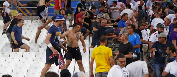 Туча навијача Русије и Енглеске на стадиону Велодром у Марсеју, Француска - Sputnik Србија