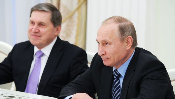 Predsednik Rusije Vladimir Putin i njegov pomoćnik Jurij Ušakov - Sputnik Srbija
