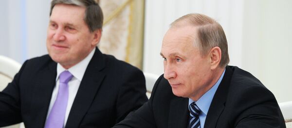 Председник Русије Владимир Путин и његов помоћник Јуриј Ушаков - Sputnik Србија