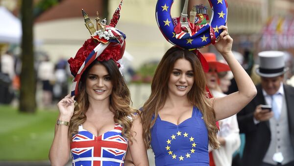 Девојке у заставама Велике Британије и ЕУ пред рефернедум - Sputnik Србија