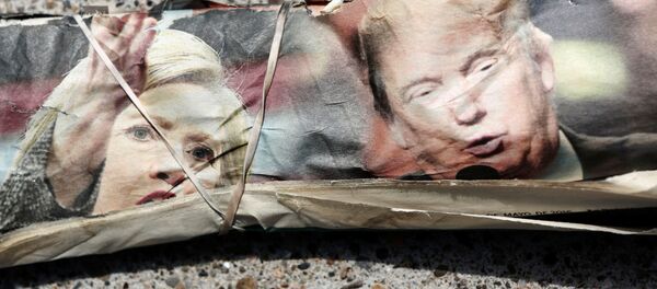 Fotografije kandidata za predsednika SAD Hilari Klinton i Donalda Trampa na naslovnoj stranici novina - Sputnik Srbija