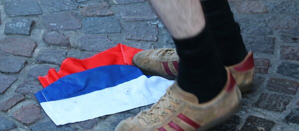 Енглески навијач гази руску заставу - Sputnik Србија