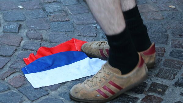 Engleski navijač gazi rusku zastavu - Sputnik Srbija