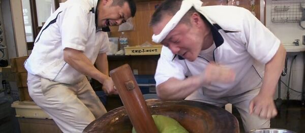 Pounding Mochi with the Fastest Mochi Maker in Japan - Sputnik Србија
