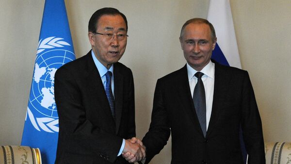 Генерални секретар УН Бан Ки Мун и председник Русије Владимир Путин у Санкт Петербургу - Sputnik Србија